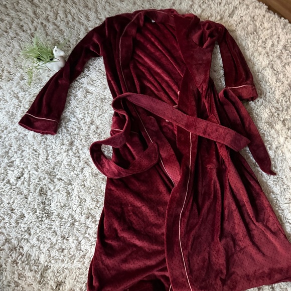 Gilligan & O'Malley Other - Luxurious Plush Velvet  Gilligan and O’Malley comfortable cozy extra soft Long R